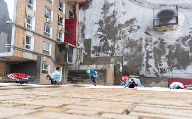 Рязанские спасатели в праздничных костюмах поздравили детей в больницах