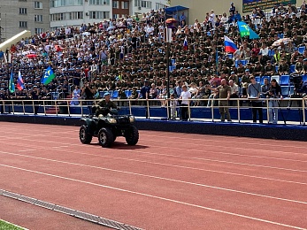В Рязани День ВДВ отметили показательными выступлениями десантников и прыжками с парашютом
