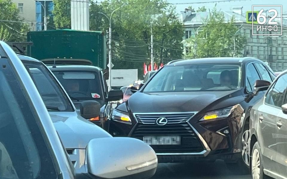 Массовая авария в центре Рязани начала собирать пробку - 62ИНФО