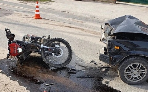 Мотоциклиста доставили в ОКБ после ДТП в Спасске