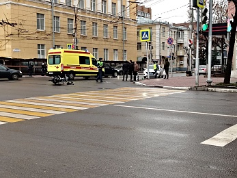 Мотоциклист попал в аварию на Театральной площади в Рязани