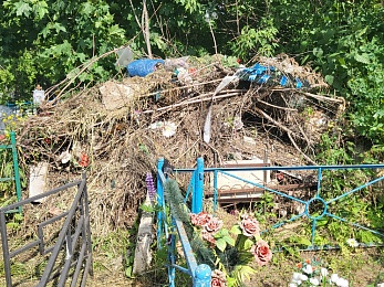 Скопинцы пожаловались на заваленные мусором могилы на местном кладбище