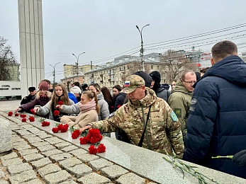 В Рязани в День неизвестного солдата возложили цветы к памятнику Победе