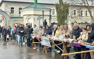 Фоторепортаж: рязанцы освятили куличи у Скорбященского храма