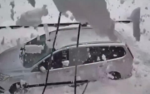 На улице Культуры на машину упали части арматуры и большое количество снега