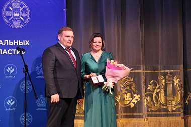 Сотрудников местного самоуправления поздравили спектаклем «Ревизор»