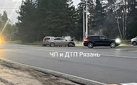 Легковушки влетели друг в друга при повороте на Агро-Пустынь Легковушки влетели друг в друга при повороте на Агро-Пустынь