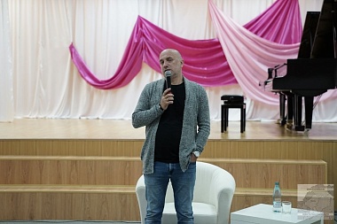 Прилепин прогулялся по Скопину и рассказал о новой книге - 62ИНФО Прилепин прогулялся по Скопину и рассказал о новой книге