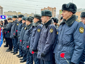 В Рязани в День неизвестного солдата возложили цветы к памятнику Победе