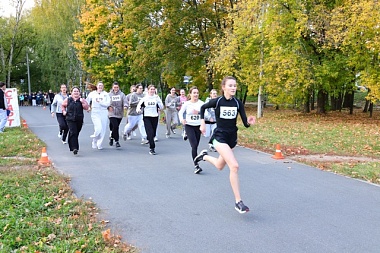 Сто школьных учителей устроили забег в парке Рязани
