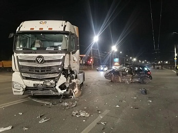 Трое погибли, двое в больнице: пьяный водитель грузовика снес легковушку в Рязани