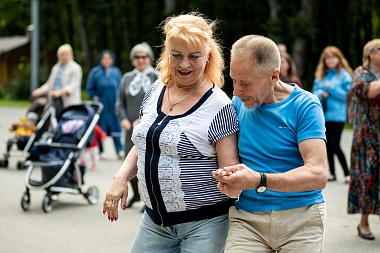 В Рязани в Лесопарке танцуют за активное долголетие - 62ИНФО В Рязани в Лесопарке танцуют за активное долголетие