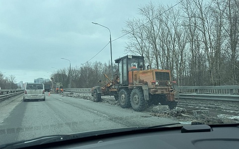 На Северной окружной образовалась пробка из-за чистки снега