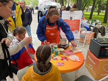 В Рязани у кремля 9 Мая открыли полевую кухню и показали трофейную технику