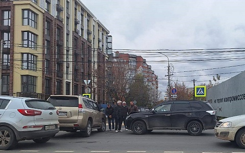 В Рязани две иномарки столкнулись на перекрестке Затинной и Есенина В Рязани две иномарки столкнулись на перекрестке Затинной и Есенина