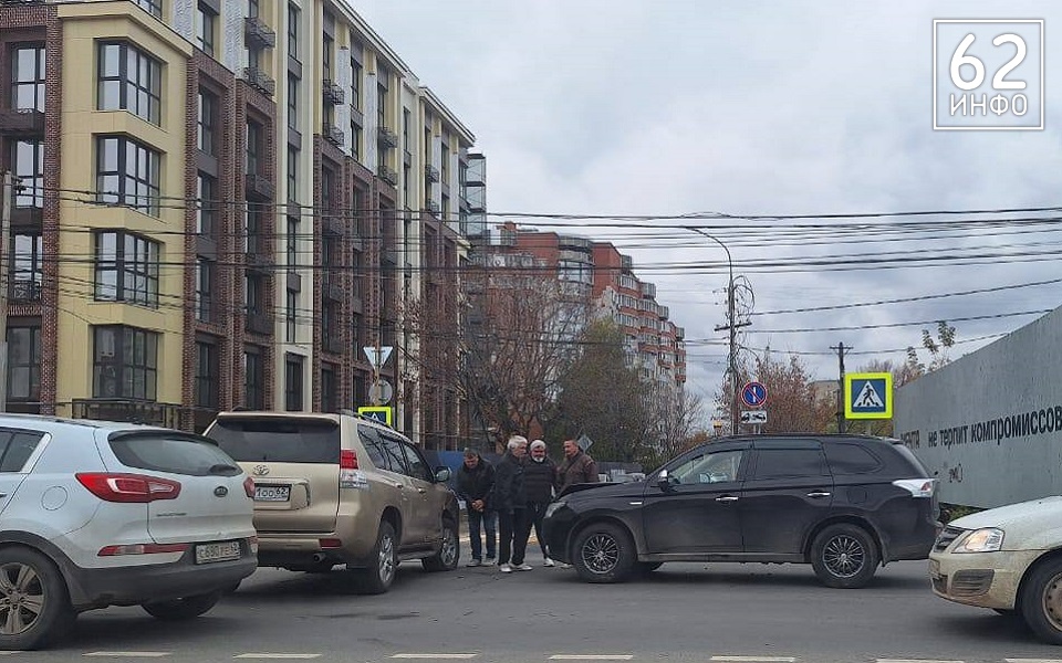 В Рязани две иномарки столкнулись на перекрестке Затинной и Есенина - 62ИНФО