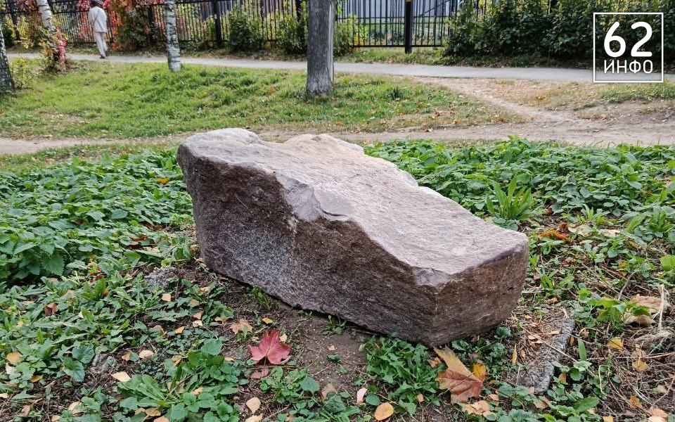 Вандалы свалили памятный камень к 40-летию Победы в ЦПКиО - 62ИНФО