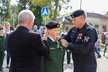 Рязанская Росгвардия вручила 28 пар погонов детям из школы № 38