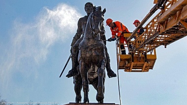 В Рязани начали мыть памятники, фонтаны и ограждения