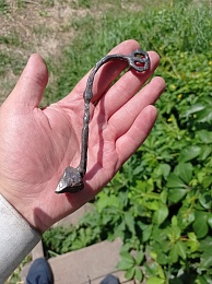 В Старой Рязани на раскопках нашли серебряный браслет, янтарь и аметист - 62ИНФО В Старой Рязани на раскопках нашли серебряный браслет, янтарь и аметист