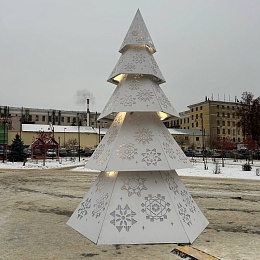 Все со смыслом: в Новослободском сквере Рязани сделали аллею креативных елок