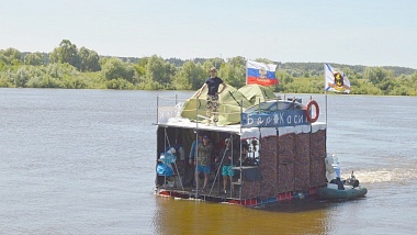 По Оке из Рязани до Касимова проплыл самодельный плот «БарКасик»