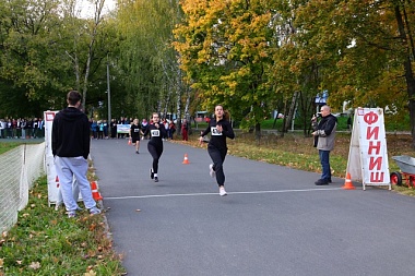 Сто школьных учителей устроили забег в парке Рязани