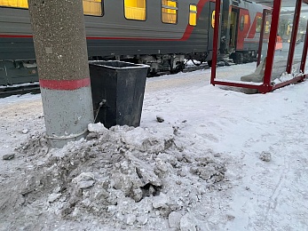 На рязанских железнодорожных вокзалах идёт уборка снега