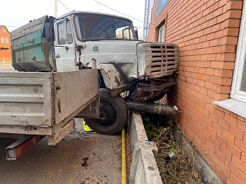 Скопинец не уступил грузовику дорогу и спровоцировал массовое ДТП - 62ИНФО Скопинец не уступил грузовику дорогу и спровоцировал массовое ДТП