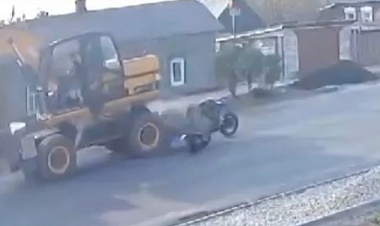 В Скопине на камеры попала авария с мотоциклистом и экскаватором