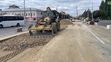 В Рязани начали асфальтировать место ремонта на улице Первомайский проспект