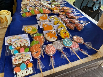 Рязанцы покупают на Пасхальной ярмарке куличи, мёд и корзины