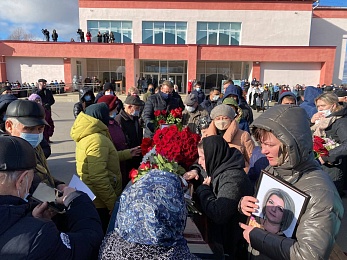Проститься с погибшими при пожаре на рязанском заводе пришли более 2000 человек - 62ИНФО Проститься с погибшими при пожаре на рязанском заводе пришли более 2000 человек