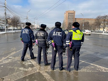 В Рязанской области водительниц поздравили с 8 марта