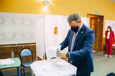 Губернатор Николай Любимов проголосовал на выборах в Госдуму - 62ИНФО Губернатор Николай Любимов проголосовал на выборах в Госдуму