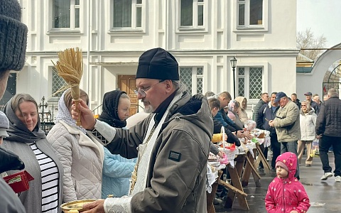 Фоторепортаж: рязанцы освятили куличи у Скорбященского храма