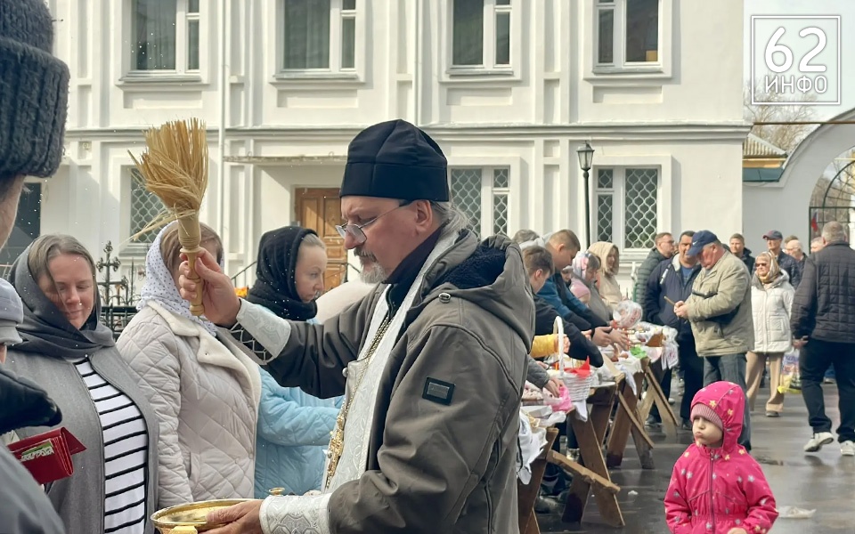 Фоторепортаж: рязанцы освятили куличи у Скорбященского храма - 62ИНФО