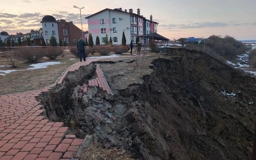 В Рязани обрушился подмытый склон у жилых домов в Канищеве