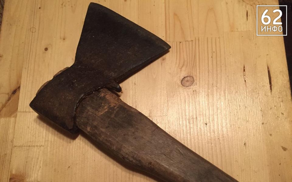 Рязанец пригрозил зарубить топором супругу и её дочь - 62ИНФО