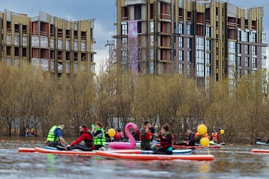 Русские красавицы и розовые фламинго: фото сап-фестиваля "Рязанское море"