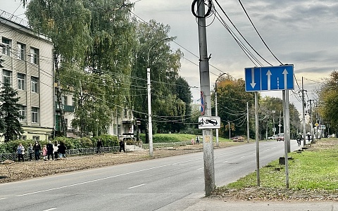 На улице Есенина в Рязани спилили деревья