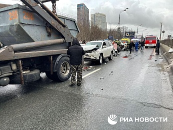 На Рублевском шоссе в Москве столкнулись девять автомобилей