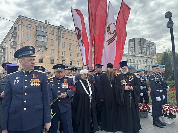 В Рязани в 9 Мая на площади Победы возложили цветы к Вечному огню