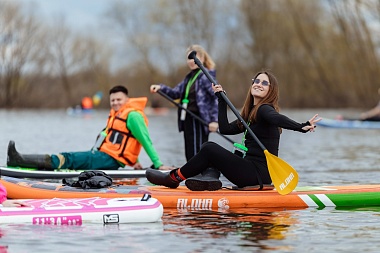 Русские красавицы и розовые фламинго: фото сап-фестиваля "Рязанское море"