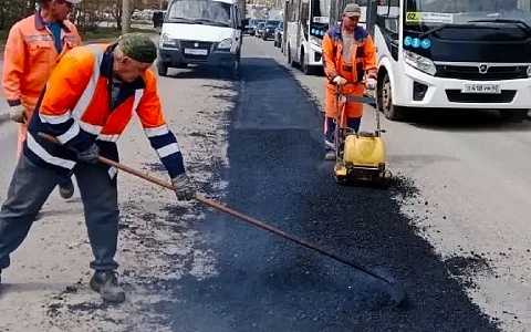 На улице Зубковой начали заделывать ямы
