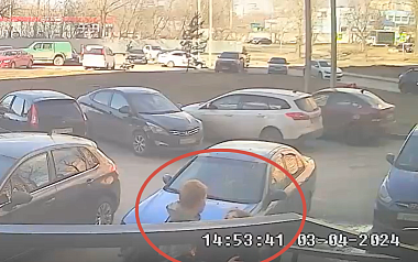 Отвалившийся фасад дома повредил автомобиль и едва не упал на подростков в Рязани 