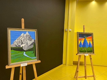 Держит кисть в зубах: в Рязани представили выставку "Творчество без рук" - 62ИНФО Держит кисть в зубах: в Рязани представили выставку "Творчество без рук"