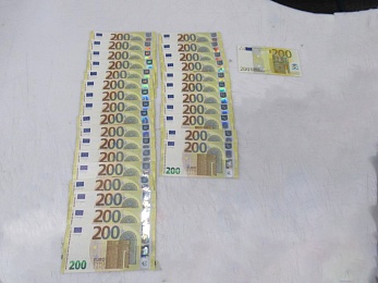 Таможенники нашли в мешке Деда Мороза 18 тысяч евро