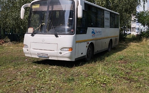 «Совсем совести нет»: в соцсетях показали припаркованный на газоне автобус