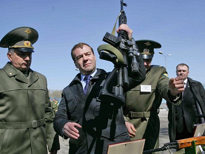 На столетие десантного училища может приехать Медведев